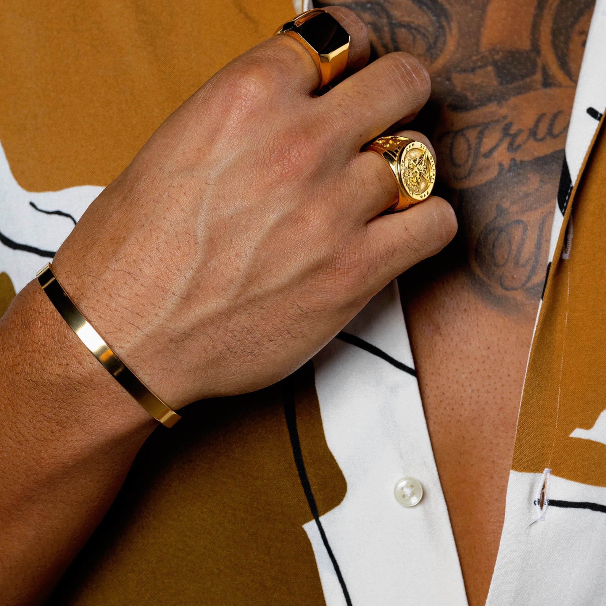 Classic 6mm 18k gold bracelet unisex model detailed close up photo